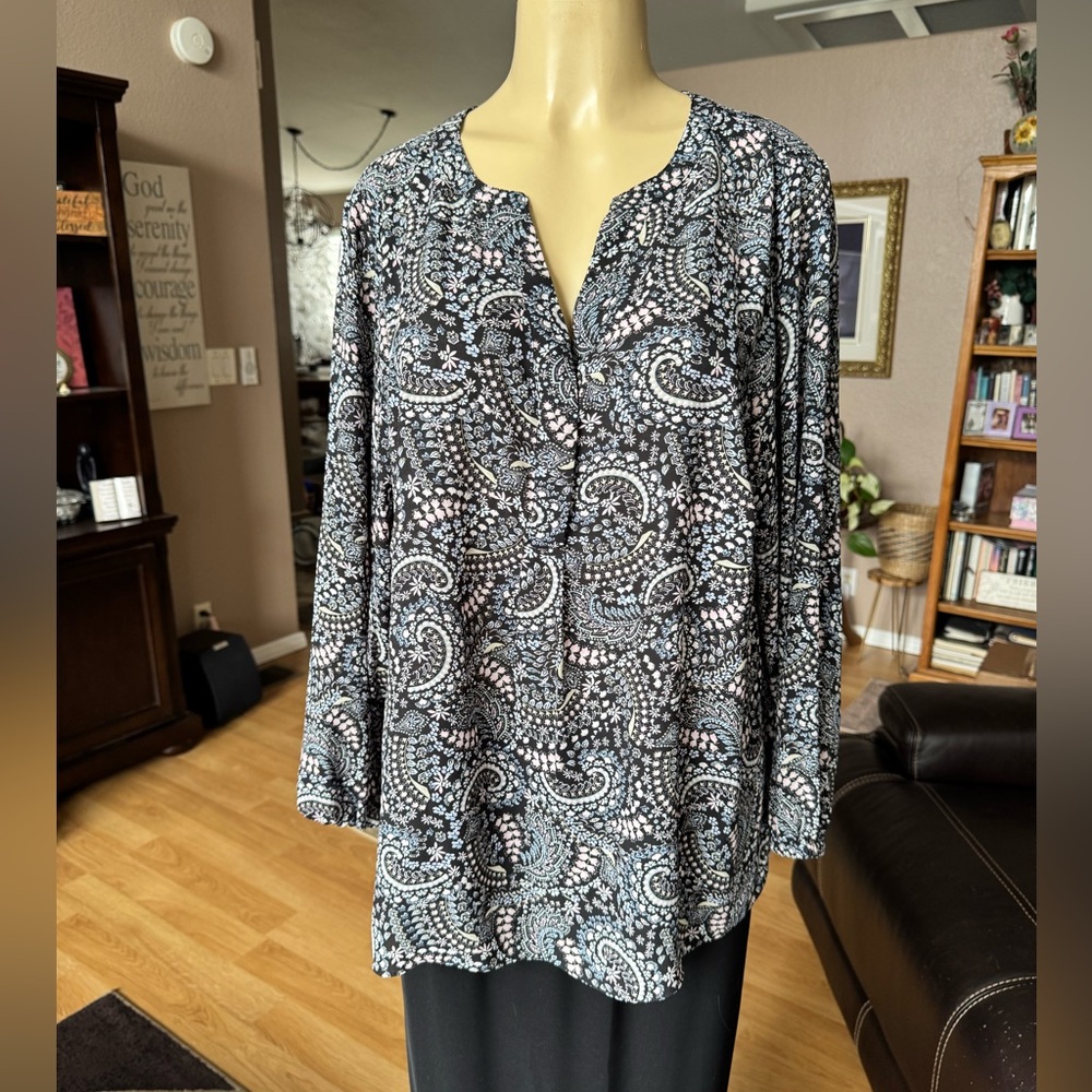 Tahari paisley long sleeve Vneck blouse-size XL